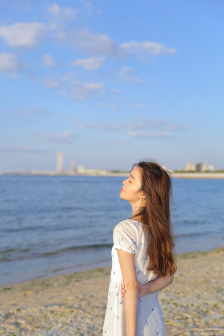 办公室的超短裙女教师美女